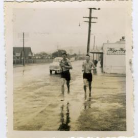 "Don't let him get away, Lou!" Masterton Relay 1955, Presbyterian Harrier Club - Wellington