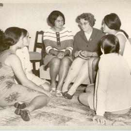 Sister Gwen Meyer Chats With Five Māori Young Women At The Pentland Avenue Hostel Auckland 