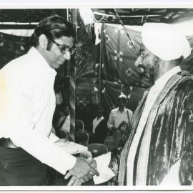 Dr Kiram Kapoor receives a prize