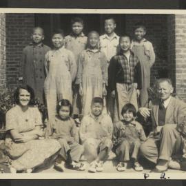 Rev And Mrs Jansen With Chinese Children.