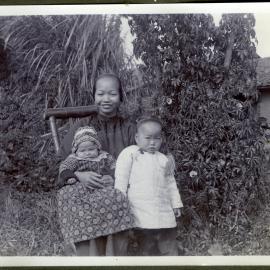 Mrs Sau and children, 1910