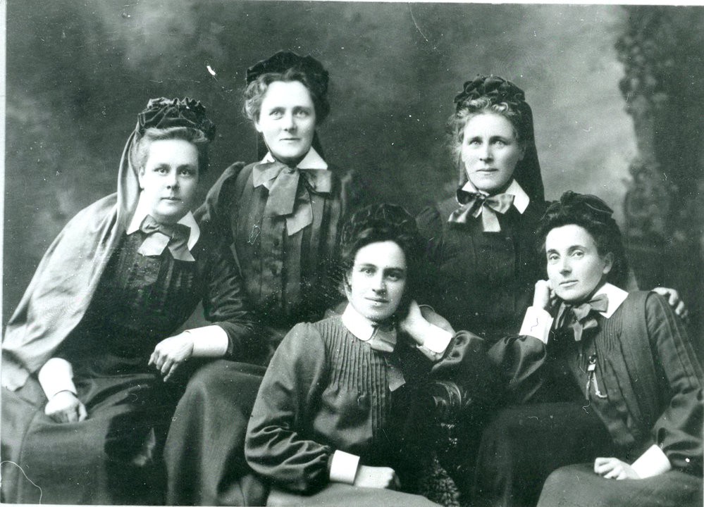 Copy of a studio portrait of Deaconesses, pictured in their uniforms. (Left to right) Back Row- Sr Evelyn McAdam; Sr Christabel Duncan; Sr Mary McQueen. Front Row- Sr Lilian Lang; Sr Rose Davey.